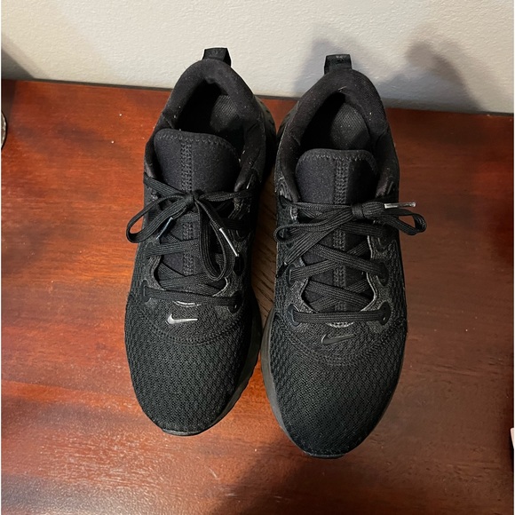 Size 8 1/2, Woman’s, Black, Nike, running, sneakers - Picture 5 of 9